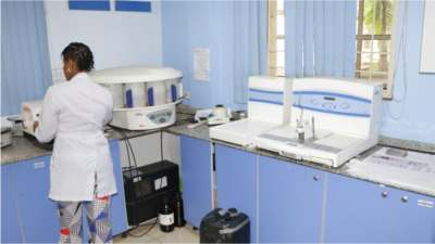 Diagnostic laboratory workstation